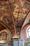 <center>Villefranche-de-Rouergue </center>Ancienne chapelle des Pénitents noirs. A droite, Constantin est également figuré sous les traits d'un roi de France, sans doute Louis XIV qui vient d'abroger l'édit de Nantes, moustachu, barbu, cheveux déliés et agenouillé. Vêtu d'un manteau de sacre, il porte autour du cou la croix de l'ordre du saint Esprit. Il tient dans ses mains une croix soutenue en partie haute par deux anges ailés portant une pièce de tissu sur l'épaule. Un autre ange ailé tient la base de cette croix. Au premier plan, sont posés au sol, une couronne, un sceptre, et une main de justice. A gauche, saint Jean, avec le lion (qui a un visage humain)  à ses pieds.