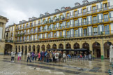 <center>San Sebastian</center>Place de la Constitution. La Mairie était propriétaire des balcons de la place, elle les louait au public, comme tribunes lors des fêtes, en particulier pour des courses de taureaux. C'est la raison pour laquelle les balcons sont numérotés. La place a changé de nom en 1820, elle est devenue Plaza de la Constitucion en l'honneur de l'établissement du régime constitutionnel en Espagne, cette année-là.