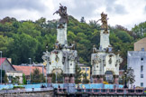 <center>San Sebastian</center>Le pont María Cristina est établi sur l'Urumea, il a été inauguré en 1905 et est dans le même style que le Pont Alexandre III à Paris. C'est le pont le plus important de Saint Sébastien. La photo montre deux des quatre lampadaires du sculpteur Benlliure, le pont donne accès à la gare de chemin de fer qui a été réalisé sur les plans de Gustave Eiffel.