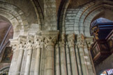 <center>La cathédrale Sainte-Marie</center>Chapiteaux au décor floral.
