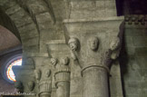 <center>La cathédrale Sainte-Marie</center>Chapiteaux aux visages humains aux expressions variées .