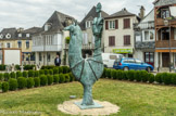 <center>La cathédrale Sainte-Marie</center>La légende de Saint Grat, sculptures de Pierre Castillou. L'évêque d'Oloron mourut à Jaca au sixième siècle. Les Aragonais et les Béarnais se disputèrent sa dépouille. Pour trancher, on proposa de confier, depuis le col du Somport, le choix de la destination finale du corps à la mule aveugle de l'évêque. Celle-ci ramena Grat bien ficelé sur son dos jusqu'à Sainte-Marie.