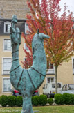 <center></center>La légende de Saint Grat, sculptures de Pierre Castillou. L'évêque d'Oloron mourut à Jaca au sixième siècle. Les Aragonais et les Béarnais se disputèrent sa dépouille. Pour trancher, on proposa de confier, depuis le col du Somport, le choix de la destination finale du corps à la mule aveugle de l'évêque. Celle-ci ramena Grat bien ficelé sur son dos jusqu'à Sainte-Marie.
