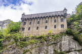 <center>Le fort du Portalet</center>Le 22 juillet 1842, le roi Louis-Philippe 1er ordonne la construction d'un fort afin de protéger la frontière des Pyrénées et de neutraliser la route du Somport en cas d'invasion espagnole. Heureusement, le fort du Portalet n'eut jamais à faire donner ses canons pour empêcher le passage des troupes espagnoles. Les travaux sont réalisés dans un environnement pénible (rochers, climat, abords du gave d'Aspe...) et durent jusqu'en 1870.
Armé d'une dizaine de canons, le fort du Portalet devait pouvoir abriter plus de 400 hommes et tenir au moins une semaine de siège en totale autonomie.