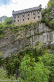<center>Le fort du Portalet</center>La caserne surmontée de la terrasse inférieure. Les fenêtres du bas correspondent aux cellules des officiers et où furent emprisonnées des personnalités de la IIIème république.