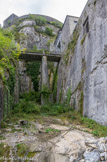 <center>Le fort du Portalet</center>Petite ravine creusée pour protéger l'entrée du fort.