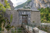 <center>Le fort du Portalet</center>Porte d'entrée. Les pierres de coin sont des pierres d'Arudy.