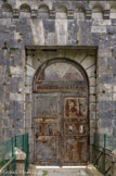 <center>Le fort du Portalet</center>Porte d'entrée dont le tympan est peint en bleu blanc rouge.