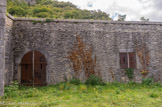 <center>Le fort du Portalet</center>Porte et fenêtres blindées du fortin.