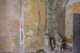 <center>Le fort du Portalet</center>Les prisonniers y étaient, contrairement à ce qui a été dit, très bien traités. Ils avaient fait installer des poêles ou des cheminées dans leurs chambres, en témoigne ce foyer. 
En 1941, sur ordre de Pétain, des personnalités de la IIIème république y sont emprisonnés. Ces prisonniers politiques célèbre ne sont autres que
- Léon Blum(chef du gouvernement en 37/37, 38 et 46)
- le Général Maurice Gamelin (commandant de l’armée française en 40)
- Edouard Daladier (ministre de la défense en 40)
- Paul Reynaud (président du conseil et ministre des affaires étrangères en 40)
- Georges Mandel (ministre de l’intérieur en 40)
Condamnés pour être tenus responsables de la défaite, ils vont séjourner au fort entre 1941 et 1943. Certains y resteront quelques mois, d’autres 2 ans. Ils seront ensuite envoyés en Allemagne.
Le maréchal Philippe Pétain sera à son tour emprisonné dans le fort du Portalet durant 3 mois, au lendemain de son procès (août 1945), puis transféré au Fort de la Citadelle, sur l’île d’Yeu (Vendée). Sa santé déclinant, Vincent Auriol autorise le 8 juin 1951 l’« élargissement » du prisonnier qui est transférét dans une maison privée de Port-Joinville le 29 juin 1951, où il meurt le 23 juillet 1951, à l’âge de 95 ans.