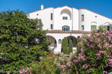 <center>Arcachon, quartier Pyla, ville de Printemps</center>Villa Théthys. La façade est donne sur la rue, l'avenue de la Plage, mais dissimulée aux regards par un jardin, conçu également par Expert. C'est l'entrepreneur Dotto qui réalisa les travaux.  Sa composition fait très nettement référence à l’architecture palladienne : symétrie de la façade avec rotonde, colonnes… mais associée à des éléments modernes : utilisation du béton armé, sobriété du décor.