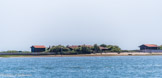 <center>Le bassin d'Arcachon</center>L'île aux Oiseaux est une petite île située sur la commune française de La Teste-de-Buch au centre du bassin d'Arcachon. Parmi les diverses hypothèses, elle serait soit un ancien banc de sable, soit les restes d'une haute dune forgée par le vent et les courants marins dont la base se serait fixée sur son emplacement actuel au cours du temps.
Sa superficie varie en fonction de la marée : elle est en moyenne d'environ 300 hectares à marée haute, et de plus de 3 000 à marée basse. L’île compte une cinquantaine de cabanes, réparties en cinq villages. Ici, on dit des « quartiers ».