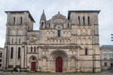 <center>L’église Sainte-Croix.</center>Bien que l'abbaye ait été fondée au VIIe siècle, l'église actuelle ne fut construite que vers la fin du XIe siècle et au début du XIIe siècle, avec une façade de style roman saintongeais. Le clocher à droite du portail remonte au 12e siècle, son porche au 11e tandis que le clocher de gauche a été rajouté au 19e siècle par l'architecte Paul Abadie.