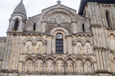 <center>L’église Sainte-Croix.</center>Abadie modifie toute la partie supérieure en rajoutant des jeux d’arcades abritant des statues d’apôtres.
Une simple fenêtre remplace la rose
gothique et un pignon décoré d’un
Christ à mandorle et de bas-reliefs,
répliques d’oeuvres sculptées à Moissac,
Autun et Sens, couronne l’ensemble.