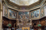 <center>Eglise Notre Dame</center>Le renouveau liturgique amorcé par le Concile de Vatican II en 1960, recommande que les célébrations eucharistiques pour lesquelles les fidèles se rassemblent en mémoire Seigneur, soient faites, lace au peuple. 
Ainsi a-t-on placé en avant du maître-autel, cette belle crédence en bois doré décorée d’une tête de chérubin ailé.
Cette table où l'on déposait liturgiques autrefois des objets a été réalisé en 1877 par le sculpteur Lamargue d’après les  dessins de l’architecte bordelais Poitevin.