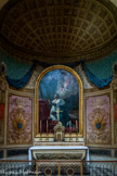 <center>CHAPELLE SAINT-LOUIS</center>Ce tableau a été réalisé en 1815 par Pierre Raymond, Jacques Quinsac-Monvoisin, grand prix de Rome en 1820.
Il représente Louis IX adorant la Sainte Couronne. Celui-ci est Agenouillé devant un crucifix qu’il tient dans ses mains. II porte encore s son armure et un riche manteau doublé d’hermine. A ses pieds sont disposés ses insignes de royauté, la couronne et le sceptre. Devant lui est posée, sur un coussin rouge, la Couronne d'Épines qu'il a rachetée à Beaudoun IIprovenant du sac de Constantinople et pour laquelle il fit bâtir la Sainte-Chapelle à Paris. Dans le haut du tableau, un Ange s’apprête à déposer une couronne d’étoiles blanches qui symbolise la canonisation du Saint Roi.
Les murs de la chapelle portent la devise « Domine saIvam fac galliani » ( Seigneur sauve la France). Sur les colonnes, sont apposées les armoiries de la royauté faites de fleurs de lys sur champ d'azur.