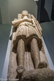 <center>Gisant d'un chevalier de Curton.</center>Calcaire. Château de Tustal, Sadirac (Gironde). XIIIe siècle.
Au XIIe siècle, les mortels éprouvent le besoin d’affirmer leur identité par-delà la mort. Les gisants recouvrent les tombeaux et représentent le défunt dans une attitude empreinte de sérénité, dans l’attente de la résurrection.
Le chevalier a pu être identifié avec une quasi-certitude grâce au lion rampant couronné figurant sur son écu. Il aurait appartenu à l’illustre famille de Curton dont le tombeau était situé dans la chapelle Saint-Jacques de l’église abbatiale de la Sauve-Majeure