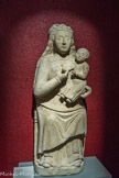 <center>Vierge à l'Enfant</center>Eglise d'Espiet Gironde Fin XVe siècle Calcaire
La vierge assise et couronnée tient l'Enfant dans sa main gauche et lui tend de sa main droite une pomme. Les formes sont lourdes, les indications de détail, traits du visage, plis des vêtements, sont sommaires. Les chevelures seules sont décrites avec précision. Au total l'œuvre a un caractère populaire. Elle est certainement tardive; le large décolleté carré de la robe était à la mode au temps d'Anne de Bretagne, femme de Charles VIII puis de Louis XII.