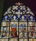 <center>Chapelle Tullier. </center> Présentation à la vierge de Piere Tullier. En haut, les anges musiciens. Vitrail de Jean Lecuyer, XVI.