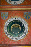 <center>L'horloge astronomique. </center> Ce cadran indique les cycles lunaires, la hauteur du soleil et les signes du zodiaque, ainsi que la durée du jour et de la nuit.