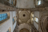 <center>Cluny.</center> Le grand transept de la Maior Ecclesia. Les hautes baies romanes à colonnettes apportent beaucoup de lumière, sauf au flanc nord qui s’ouvrait sur la grande église et qui est actuellement muré.