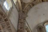 <center>Cluny.</center> Le grand transept de la Maior Ecclesia. Il y a un nombre de plus que 70 chapiteaux sculptés dans le croisillon, le plus souvent de feuillages ou de palmettes, et plus rarement d’animaux.