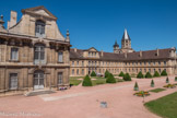 <center>Cluny.</center> Bâtiments claustraux. Les bâtiments conventuels du XVIIIe siècle s’ordonnent en U. L’architecture classique est rythmée par les éléments décoratifs, des balcons en fer forgé.