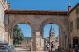 <center>Cluny.</center> Porte double de l’enceinte de l’Abbaye. La Porte d’Honneur était l’entrée principale de l’abbaye de Cluny III. Construite vers 1100, elle était située à l’ouest de l’abbatiale dans l’axe des portails du narthex et de la nef. C’est un portail double qui avait autrefois un étage avec arcatures décorées. La composition s’est inspirée des portes antiques comme il en existe encore à Autun. Au 16e siècle, un étage de pavillon fut encore ajouté par l’abbé Claude de Guise. De la porte ne restent aujourd’hui que les deux grandes arcades du rez-de-chaussée, avec des colonnes décorées, des pilastres cannelés et des chapiteaux corinthiens sculptés durant les années 1120-1130.