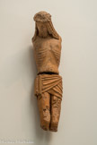 <center>Paray le Monial </center>Christ au sourire. <br> Cette pièce originale dans les collections françaises est un Christ de calvaire en terre cuite de la première moitié du 16e siècle. Les trous ménagés dans la partie supérieure permettaient l'insertion d'épines en bois pour figurer la couronne, dont on a retrouvé quelques fragments. L'expression sereine du visage étonne ainsi que la position penchée de la tête, invitant subtilement le visiteur à s'approcher de la sculpture.