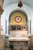 <center>Paray le Monial </center>Au cœur du sanctuaire, la chapelle des Apparitions (XVIIe-XIXe siècles) <br> Une chapelle à la droite du chœur, abrite les reliques de Marguerite-Marie Alacoque, qui fut canonisée en 1920 par le pape Benoît XV.