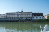 <center>Chalon-sur-Saône </center>L'hôpital de l'île Saint-Laurent, construit en 1526, ainsi que sa chapelle du XIXe siècle. Il a conservé, dans un édifice de style néoclassique, une pharmacie qui a été terminée en 1786 et a remplacé une apothicairerie du XVIIIe siècle.