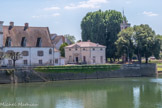 <center>Chalon-sur-Saône </center>Fondé en 1530 sur l’Ile Saint-Laurent par les échevins de la ville sur autorisation de François 1er, cet ancien hôpital révèle une grande richesse patrimoniale. Le bâtiment de la communauté des sœurs, le long de la Saône, reconnaissable à son pignon à degrés, témoigne de cette époque. Ce que Claude Niépce pratique (dans la lignée d’Emiland Gauthey qui l'a sans doute formé) est une sorte de synthèse entre les derniers feux de « l’architecture à la française » mise en œuvre sous Louis XIV et Louis XV, et les emprunts à l’antiquité.
Ces deux styles se mêlent habilement dans la construction de la pharmacie.
Sur la façade par exemple on trouve des éléments :
- d'architecture « à la française » : encadrement des ouvertures en pierres taillées, régularité, symétrie, mise en valeur de l'avant corps central ;
- de constructions antiques : usage de frontons, triangulaire et curviligne.
