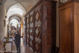 <center>Louhans </center>Des sœurs hospitalières de la communauté de Ste Marthe ont dirigé l'établissement pendant près de 300 ans et ont légué à l'Hôtel-Dieu des meubles et objets d'art authentiques représentant les différents styles de cette longue période. Ces meubles garnissent les salles et offrent aux visiteurs une saisissante atmosphère.