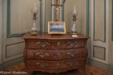 <center>Louhans </center>La commode en arbalète est un meuble dont la façade présente une façade mouvementée en forme d'accolade .
Cette forme en arbalète comme l'arme du même nom est caractéristique du style Louis XV.