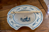 <center>Louhans </center>Plat à barbe avec porte boule en faïence du Nord.