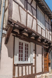 <center>Louhans </center>Les pans de bois verticaux et rapprochés et les croix de saint André sont du XVe-XVIe. Ceux qui sont en obliques sont du XVIIe-XVIIIe. Ils consolidaient la maison.