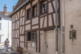 <center>Louhans </center>Sur beaucoup de maisons, au XIXe siècle, les pans de bois étant à la mode, on a enlevé le crépis.