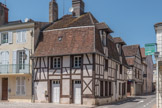 <center>Louhans </center>Les gens peu fortunés bâtissaient leurs maisons à pans de bois. Certaines s'appelaient des maisons de lune : on leur donnait le terrain, et s'ils construisaient la maison en une nuit (la cheminée qui fume était le signal), ce terrain et la maison leur appartenaient. C'étaient des maisons démontables.