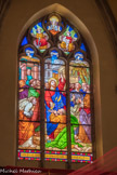 <center>Louhans </center>Dans le chœur, le vitrail montre la remise des clefs à saint Pierre, saint patron de l'église. Le Christ, bras gauche et yeux levés vers le ciel symbolisant le lien avec le Père, remet à Pierre, à genoux, les clefs du Royaume devant tous les apôtres réunis. En haut, des anges présentent les symboles de la Foi (le ciboire), de l'Espérance (l'ancre) et de la Charité (l'accueil des enfants orphelins).
