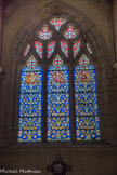<center>Louhans </center>Dans les trois travées des bas-côtés, sur les vitraux bleus et rouges, sont représentés le chrisme et l'agneau (symboles du Christ), des colombes s'abreuvant (symbole des disciples du Christ) et des animaux figurés.