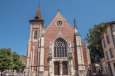 <center>Louhans </center>Au XIVe siècle cette église en brique traditionnelle bressane est construite sur l’emplacement de l'ancienne église.
Au XVIIIe siècle l’église est agrandie par l'ajout d'un second corps de bâtiments (la chapelle Notre-Dame) accolée à l'église, par l'architecte Émiland Gauthey.
Les treize chapelles latérales ajoutées avec le temps et le clocher à dôme (clocher comtois) qui reposait sur un énorme pilier qui encombrait la nef sont démolis en 1883. À la Révolution française elle devient temple de la Raison. L'église et sa chapelle sont rendues au culte catholique sous le Concordat