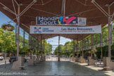 <center>Louhans </center>La halle où a lieu le marché aux volailles depuis 1269. Durant le XIIIe siècle le seigneur Henri d’Antigny est le seigneur attitré de Louhans et octroie une charte de franchise à la ville en 1269 qui instaure notamment le marché hebdomadaire du lundi. La race des poulets est la gauloise blanche. En 2018, il ne reste que 160 éleveurs, qui fournissent 80 000 poulets. Le label date de 1987.