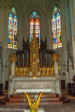 <center>Eglise Sainte-Croix. </center> Le maître-autel, en marbre blanc et retable en bois doré, est du sculpteur Thomas LOUIS. Il fut consacré le ter septembre 1844.