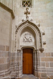 <center>La Cathédrale Saint-Pierre Saint-Paul. </center> La porte d'accès à la Tour Nord (sculpture du XVe) surmontée des « Armes de Bretagne » soutenues par des Hermines.