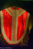 <center>Cryptes de la Cathédrale Saint-Pierre Saint-Paul. </center> Chasuble dite « demi-gothique » d'un rouge profond, brodée d'argent vraisemblablement au XIVè siècle.