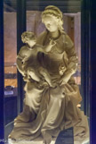 <center>Cryptes de la Cathédrale Saint-Pierre Saint-Paul. </center> La Vierge à l'enfant
