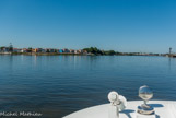 <center>L'île de Trentemoult. </center> Le village, vu depuis la pointe ouest de l'Île de Nantes, signale par ses tuiles rouges qu'il est bien sur la rive gauche de la Loire, car la typologie de l'habitat change en effet dès que l'on franchit le fleuve. C'est un ancien village de pêcheurs et de cap-horniers. Le nom de « Trentemoux » apparaît probablement lorsque des pêcheurs, chassés de Nantes par l'extension de la ville, bâtissent là leurs cabanes sur des tertres (moux) érigés en prévisions des crues.