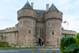 <center>Guérande. </center> La porte Saint-Michel. Ouvert sur la route de Nantes, ce châtelet du 15e siècle est le monument emblématique de la cité. Il est au Moyen Âge la résidence du capitaine de ville, représentant du duc de Bretagne, puis du gouverneur de Guérande nommé par le roi de France. Il devient, entre 1815 et 1955, le siège de la mairie. Depuis 1928, il accueille le musée de Guérande et permet l'accès aux remparts.