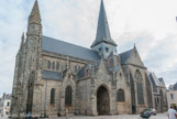<center>Guérande. </center> La collégiale Saint-Aubin s'impose par ses dimensions, ses matériau et le caractère accidenté de sa silhouette animée de pinacles, et de balcons ajourés.
Ce décor architectural, la présence d'un porche latéral et les larges baies à chacune de ses extrémités, sont caractéristiques de l'architecture religieuse bretonne de la fin du Moyen Age.
