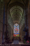 <center>Guérande. </center> A l’intérieur, la nef de 5 travées est remarquable par ses piliers romans aux chapiteaux historiés datables de la fin du 12e siècle.
Autrefois, la charpente lambrissée - le voûtement en pierre n’est réalisé qu'au 19e siècle – donnait plus d'élévation et un jubé séparait la nef des fidèles du chœur des chanoines.
Le surdimensionnement du chœur de l'église est à mettre en rapport avec son statut de collégiale, et par un effet d'architecture «illusionniste », il apparaît encore plus haut et plus long qu'il n'est réellement